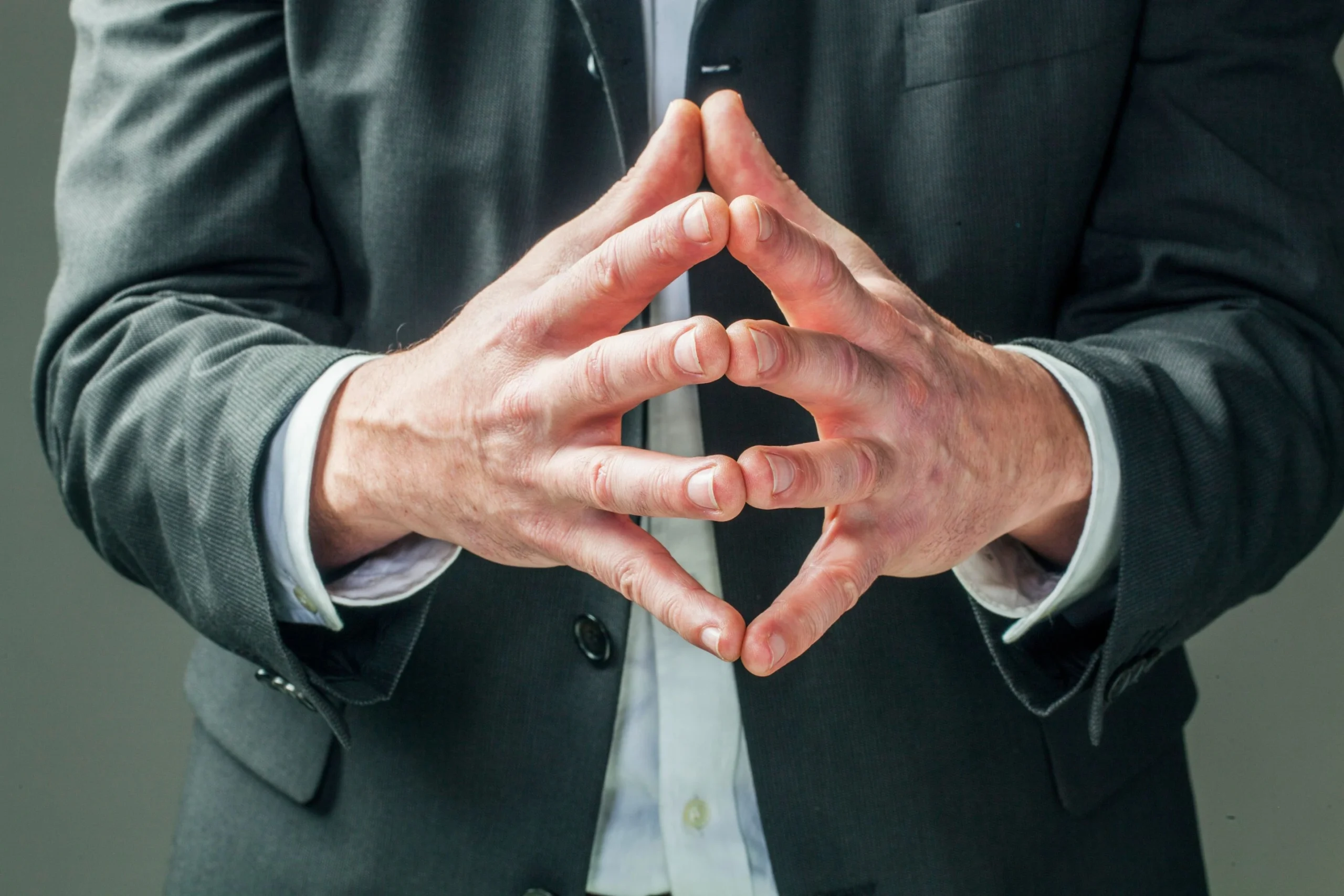 Managers learning non-verbal communication techniques in training