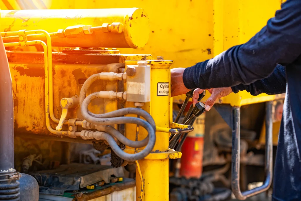 Hands-on training session on electro-hydraulic installation